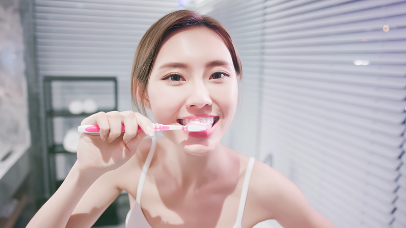 Chải răng đúng cách và vệ sinh kẽ răng giúp duy trì sức khỏe răng miệng
