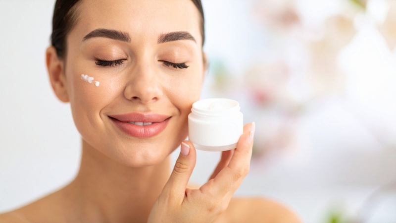 Nên chọn kem dưỡng ẩm phục hồi da, dưỡng ẩm tốt và ít kích ứng cho người viêm da cơ địa