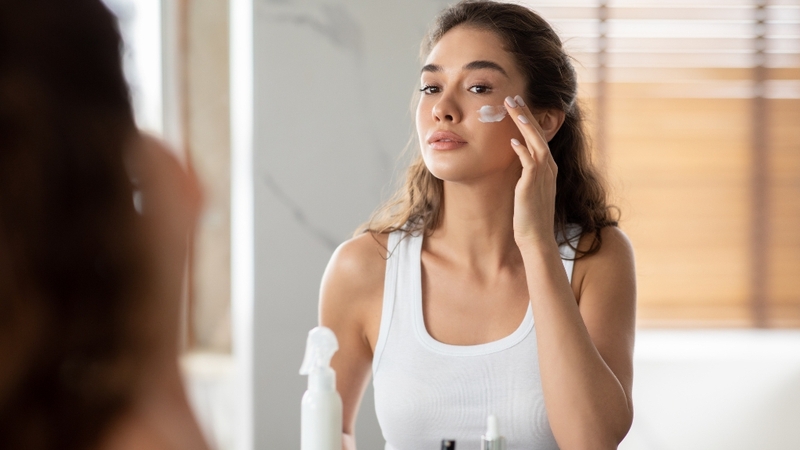 Thoa kem khi da còn ẩm và duy trì đều đặn mỗi ngày giúp da giữ ẩm tốt hơn