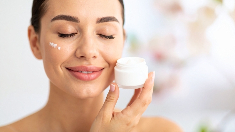 Kem tái tạo da sau khi bắn laser cần có nguồn gốc rõ ràng, an toàn và được bác sĩ da liễu khuyến nghị