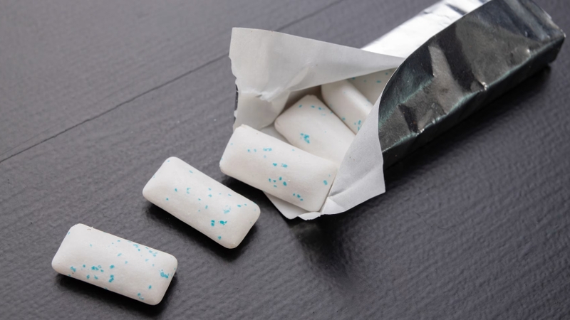 Kẹo cao su là từ gì? Loại kẹo này có thành phần chính là chất nền, chất tạo ngọt, chất làm mềm và hương liệu (tùy loại)