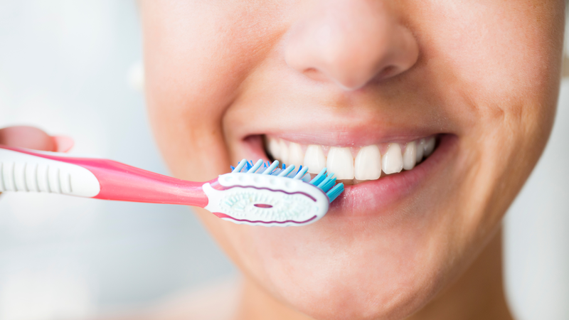 Nhai kẹo cao su không thay thế hoàn toàn việc đánh răng