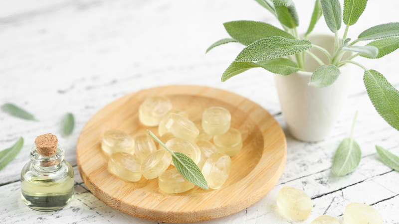 Kẹo ngậm có thể chứa đường/chất tạo ngọt, hương liệu, menthol, mật ong hoặc các thành phần khác