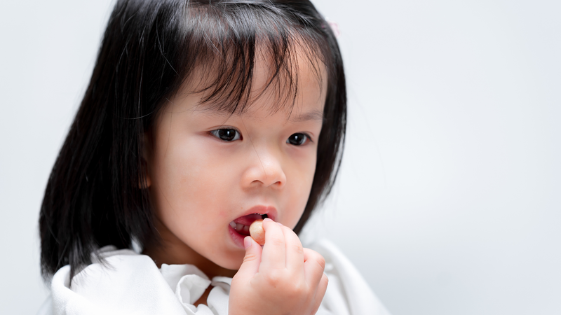 Viên ngậm có thể là nguy cơ hóc đối với trẻ nhỏ, do đó không nên tự ý cho trẻ sử dụng