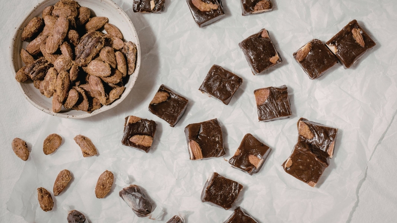 Kẹo nougat bị hỏng khi đổi màu, có mùi lạ (chua, mốc) và kết cấu bất thường như mềm nhũn, quá cứng hoặc xuất hiện nấm mốc