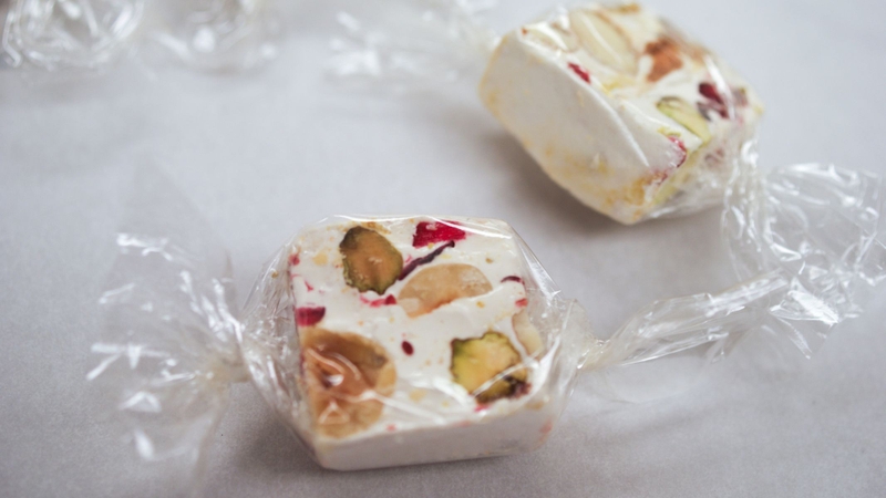 Có thể sử dụng nilon để bọc kỹ kẹo nougat