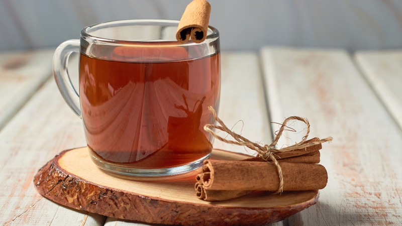 Người nhạy cảm với caffeine cần thận trọng khi uống trà xanh pha quế