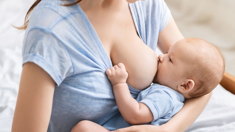 Sữa mẹ chứa nhiều kháng thể giúp bảo vệ trẻ trong những tháng đầu đời