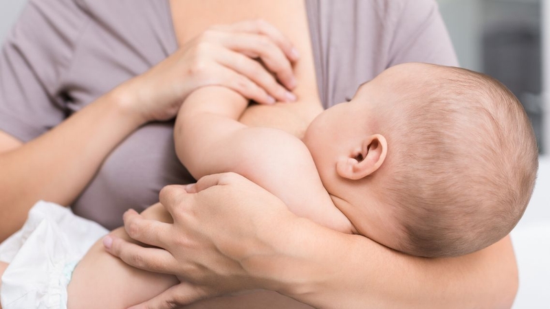 Chế độ dinh dưỡng cân bằng và nghỉ ngơi hợp lý giúp mẹ duy trì nguồn sữa chất lượng