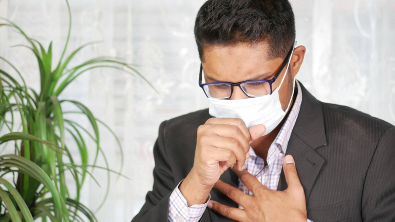 Một trong những dấu hiệu cảnh báo nên đi khám sớm là ho dai dẳng, trên 3 tuần