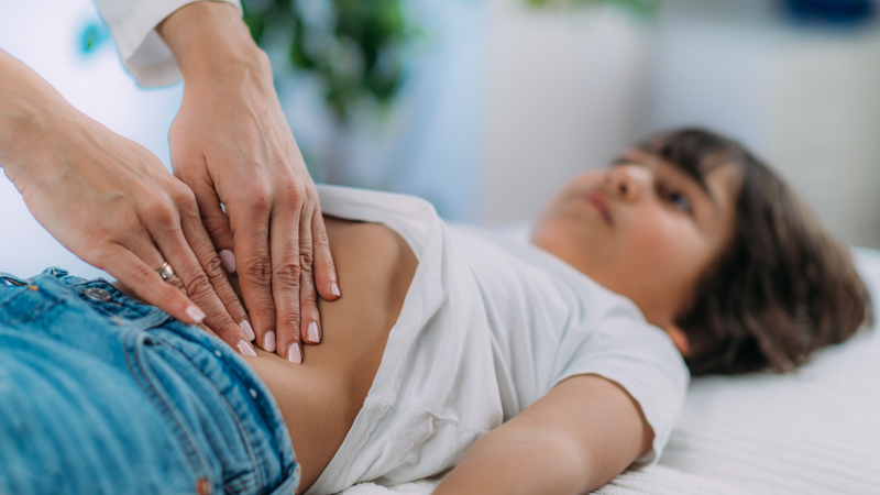 Bác sĩ tiến hành khám lâm sàng