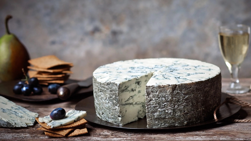 Phô mai Blue là loại phô mai đặc trưng bởi những đường vân xanh hoặc xanh lam bên trong khối phô mai