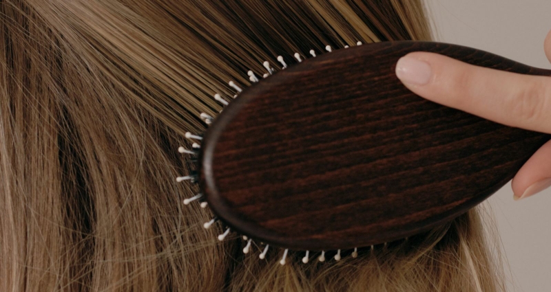 Khám phá lợi ích bất ngờ từ việc chải đầu hàng ngày 1