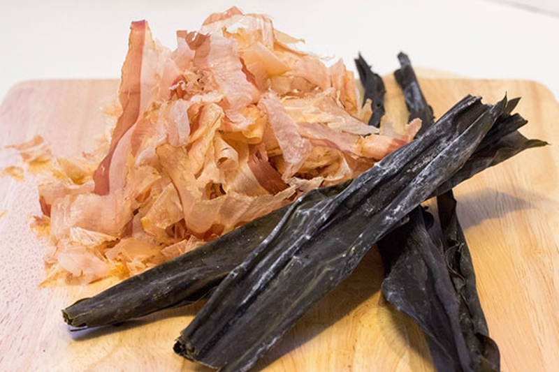 Khám phá ngay cách nấu nước dashi cá bào tảo bẹ cực đơn giản 3