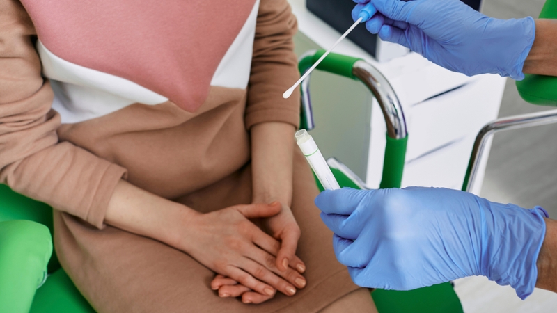 Lấy dịch âm đạo nhằm xét nghiệm vi khuẩn, nấm hoặc tế bào bất thường