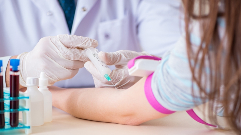 Xét nghiệm máu là bước sàng lọc ban đầu phổ biến nhất, giúp phát hiện các dấu hiệu nghi ngờ mang gene Thalassemia