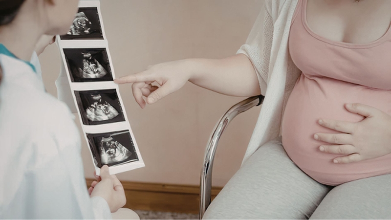 Khám thai định kỳ giúp theo dõi sức khỏe mẹ và sự phát triển của thai nhi trong suốt thai kỳ