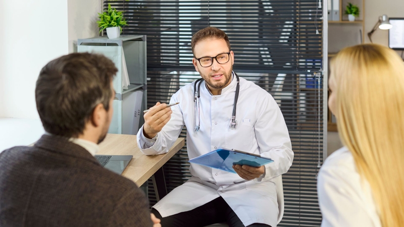 Khai thác tiền sử bệnh nhân để đánh giá nguy cơ và cân nhắc thực hiện xét nghiệm gen khi cần thiết