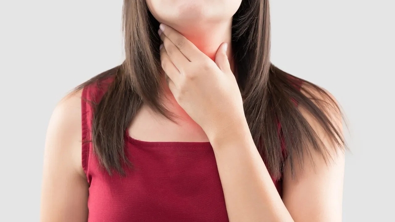 Virus tấn công hệ hô hấp, khiến niêm mạc tổn thương và dẫn đến khàn giọng