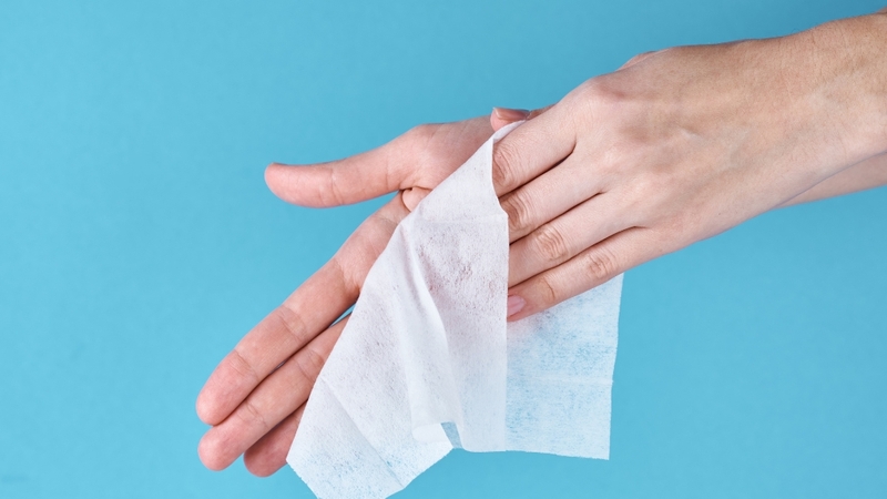 Khăn khô đa năng có bề mặt mềm mịn, thấm hút nhanh, giúp làm sạch da mà không gây ma sát