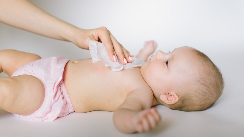 Có thể dùng khăn khô đa năng để vệ sinh da cho trẻ hàng ngày