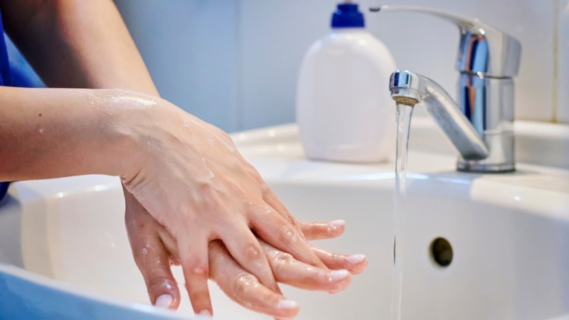 Rửa tay sạch và lau khô trước khi chăm sóc để ngăn vi khuẩn lây sang làn da nhạy cảm của trẻ