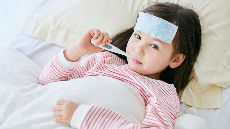 Dùng khăn tẩm dịch làm mát đắp lên trán để hạ nhiệt cho bé