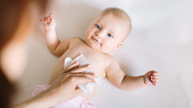 Khăn lau hạ sốt có tác dụng chườm mát, hỗ trợ giảm sốt
