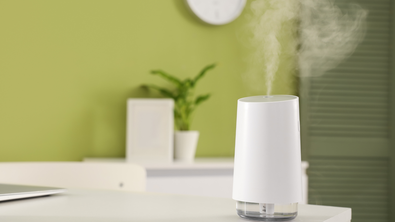 Giữ ẩm không khí, tránh môi trường khô giúp hỗ trợ giảm tác nhân gây kích thích thanh quản