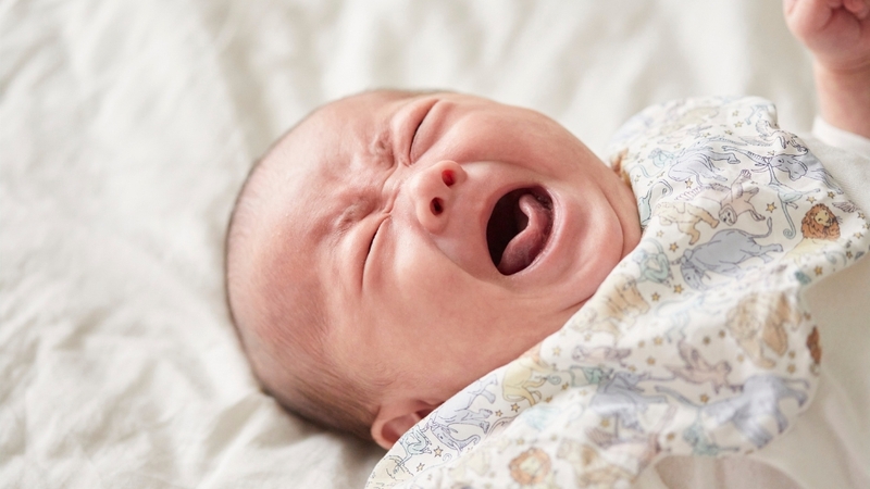 Tác dụng phụ Beyfortus thường khiến trẻ sốt nhẹ, cáu kỉnh hoặc quấy khóc