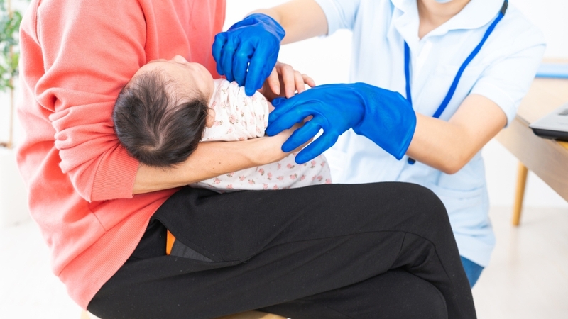 Sau tiêm, trẻ cần được theo dõi tối thiểu 30 phút tại cơ sở tiêm chủng