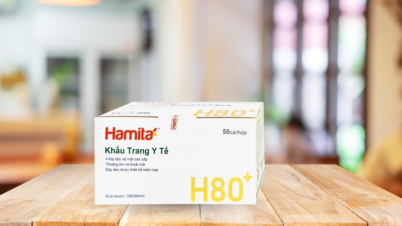 Khẩu trang y tế than hoạt tính Hamita được thiết kế nhằm hỗ trợ bảo vệ đường hô hấp trước bụi bẩn, giọt bắn và các tác nhân gây bệnh
