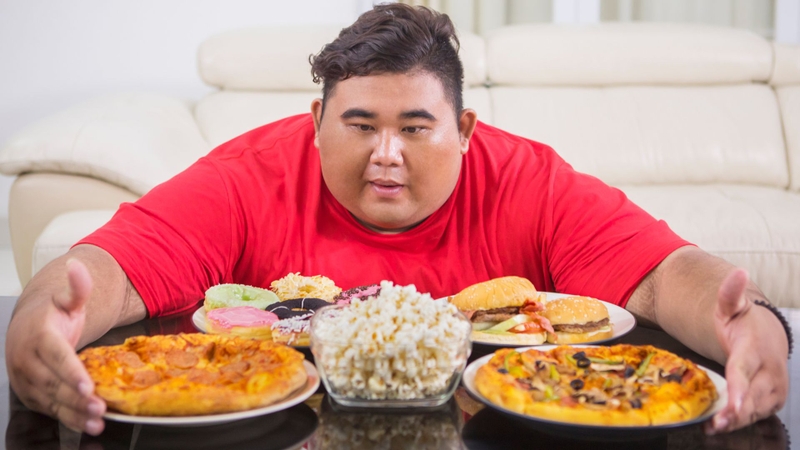 Chế độ ăn uống không hợp lý là một trong những nguyên nhân dẫn đến cholesterol toàn phần cao