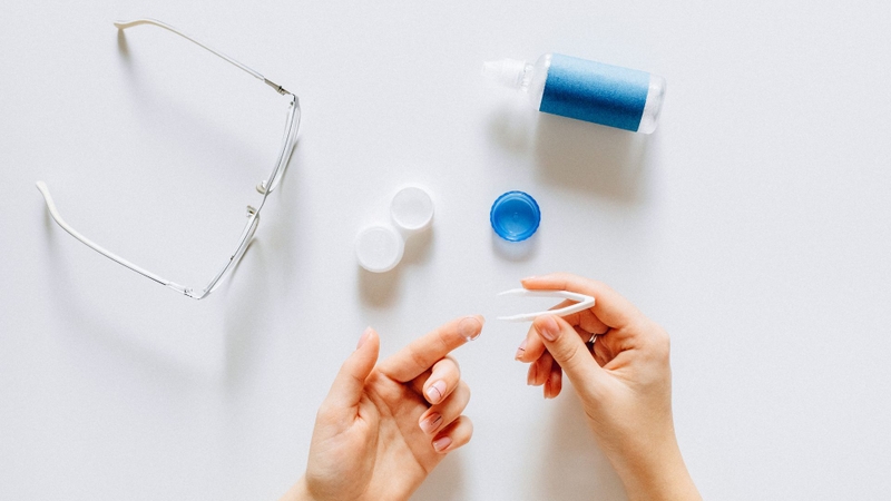 Nước ngâm lens giúp duy trì độ an toàn và vệ sinh khi sử dụng kính áp tròng