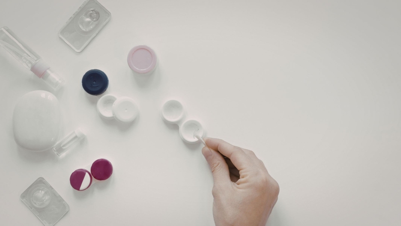 Người dùng cần tránh sử dụng một số loại dung dịch không phù hợp để ngâm lens