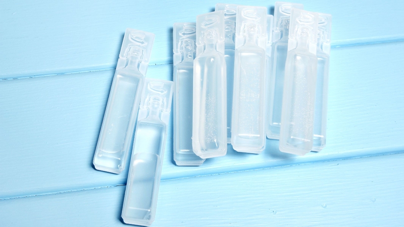 Rửa lại kính áp tròng bằng dung dịch chuyên dụng để loại bỏ bụi bẩn