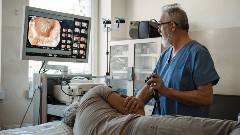 Trong quá trình nội soi, bác sĩ đánh giá polyp về kích thước, hình thái, chân polyp, vị trí bám, số lượng và dấu hiệu ác tính