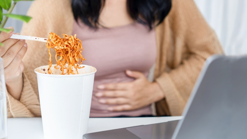 Cần tránh đồ cay nóng, đồ chua, thực phẩm lên men, rượu bia và thuốc lá để giúp vết cắt lành nhanh và tránh kích ứng dạ dày