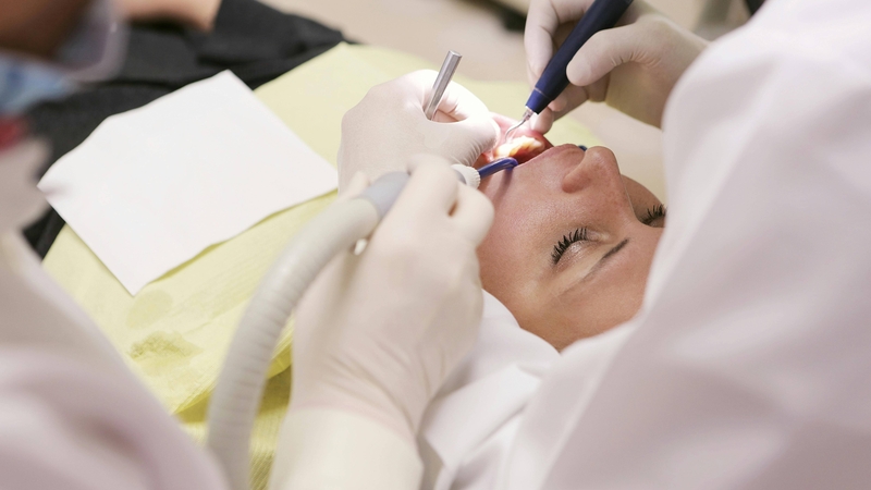 Điều trị tủy răng giúp loại bỏ nguồn gây đau, ngăn vi khuẩn lan sang các mô xung quanh