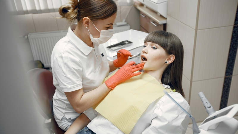 Khi hệ thống ống tủy đã được làm sạch, bác sĩ sẽ trám kín bằng vật liệu chuyên dụng