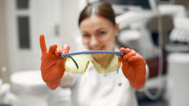 Người bệnh cần đeo kính bảo hộ sau khi mổ, nhất là khi ra ngoài