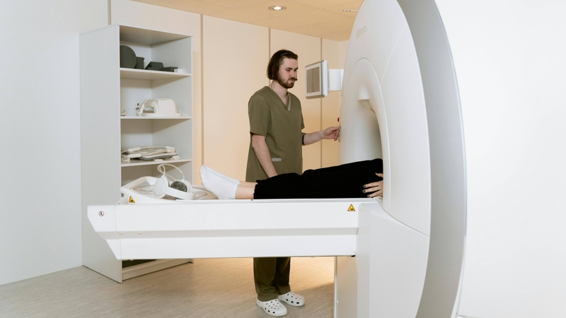 Chụp CT trước phẫu thuật để đảm bảo không còn tổn thương hoặc viêm trong ổ bụng