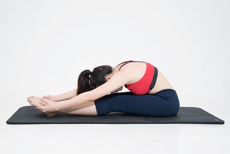 Tư thế ngồi kéo giãn cột sống là một trong những bài bài tập vật lý trị liệu đau thần kinh tọa hiệu quả