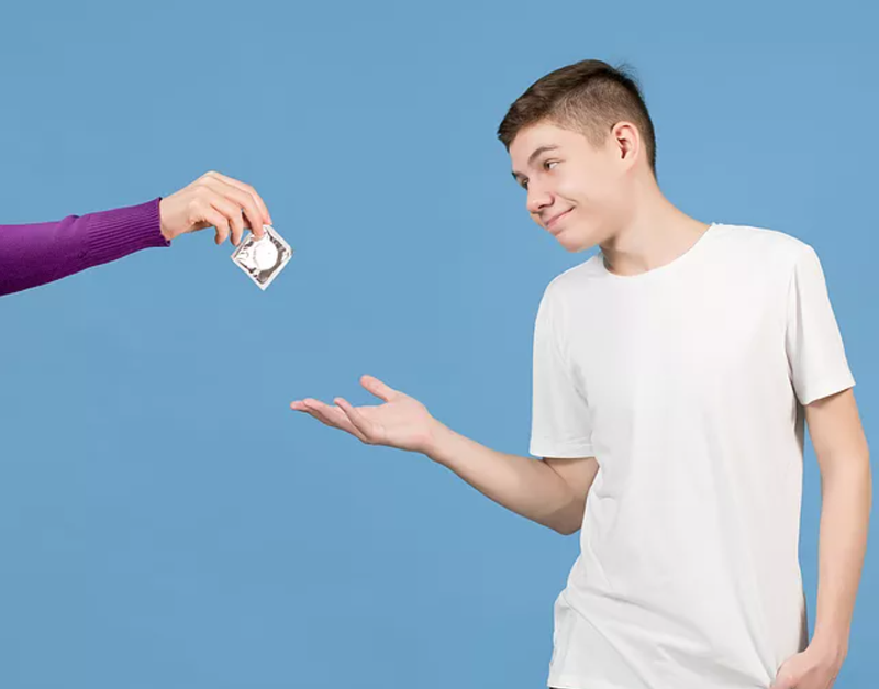 Nên dạy con cách dùng bao cao su