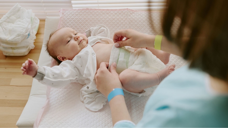 Chọn đúng size tã theo cân nặng giúp bé thoải mái vận động hơn