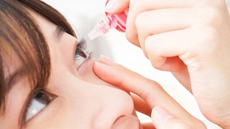Nên dùng nước muối sinh lý nhỏ mắt trong trường hợp nào? 1