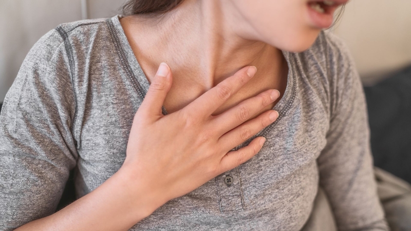 Viêm, dị vật, dị ứng, chấn thương và khối u có thể gây hẹp đường thở tại thanh quản