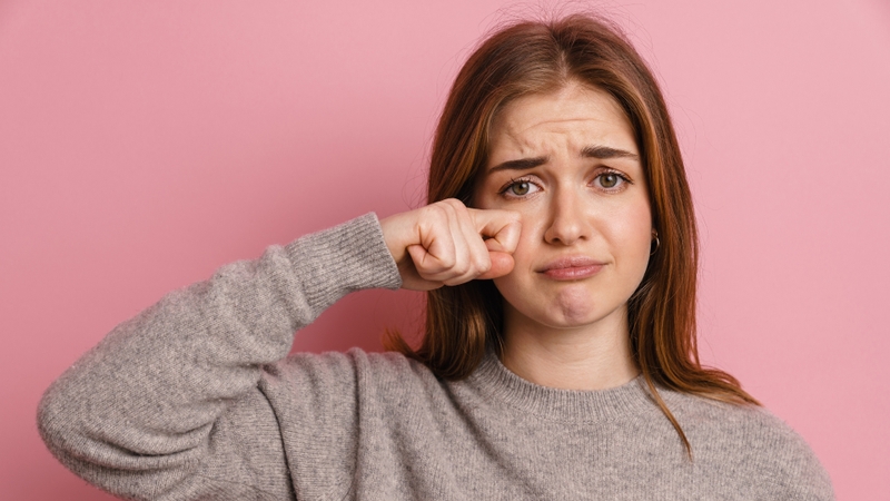 Khóc khi đeo lens có sao không? Những rủi ro tiềm ẩn khi khóc lúc đeo lens 1