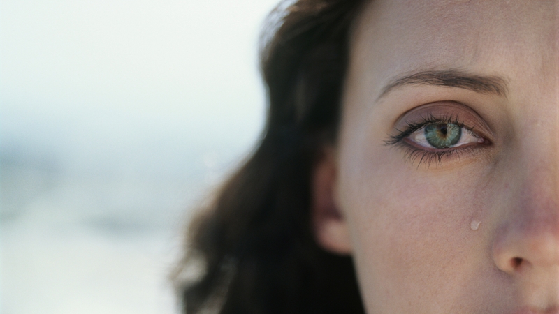 Khóc khi đeo lens có sao không? Những rủi ro tiềm ẩn khi khóc lúc đeo lens 2