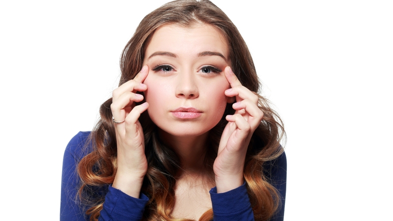 Khóc khi đeo lens có sao không? Những rủi ro tiềm ẩn khi khóc lúc đeo lens 3